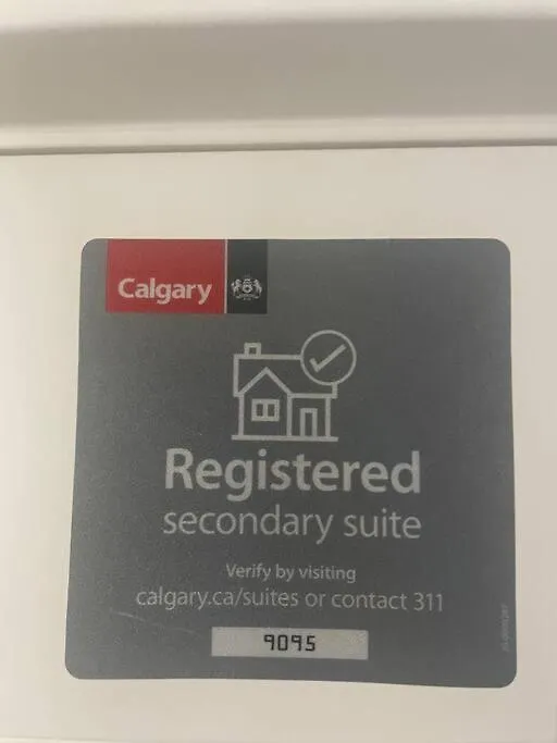 Private Cozy Secondary Suite, 2 Bedrooms, Separate Entrance Calgary Guest house